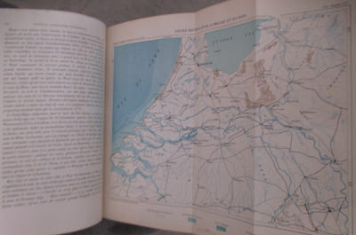 NOUVELLE GEOGRAPHIE UNIVERSELLE. LA TERRE ET LES HOMMES. Tome IV : L'EUROPE DU NORD-OUEST (Belgique, Hollande, Iles Britanniques) contenant 6 cartes en couleurs tirées à part, 205 cartes dans le texte et 81 vues et types gravés sur bois.