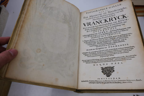 Topographia Galliae dat ist Een Algemeene en naeukeurige Lant en Plaets-beschrijvinghe van het Machtige Koninckrijk Vranckryck. Vol. II, III, IV. ...