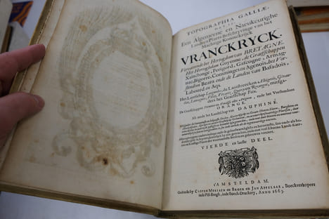 Topographia Galliae dat ist Een Algemeene en naeukeurige Lant en Plaets-beschrijvinghe van het Machtige Koninckrijk Vranckryck. Vol. II, III, IV. ...