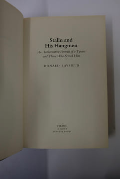 Stalin and His Hangmen - An Authoritative Portrait of a Tyrant and Those Who Served Him
 . Donald Rayfield 