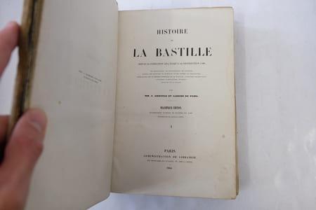 Histoire de la Bastille depuis sa fondation 1374 jusqu'à sa destruction 1789, ses prisonniers, ses gouverneurs, ses archives. Magnifique édition.