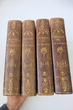 Histoire de la Bastille depuis sa fondation 1374 jusqu'à sa destruction 1789, ses prisonniers, ses gouverneurs, ses archives. Magnifique édition.. ...