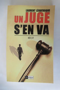 UN JUGE S'EN VA.
