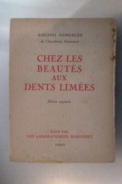 CHEZ LES BEAUTES AUX DENTS LIMEES. Edition Originale.. Roland Dorgelès