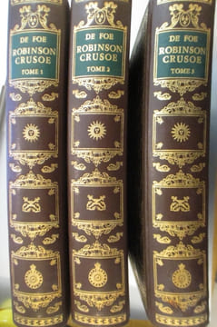 La vie et les Aventures étranges et surprenantes de ROBINSON CRUSOE. En 3 tomes.. Daniel De Foe