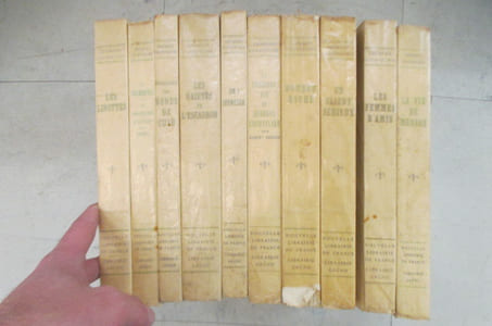 COURTELINE EN 10 TOMES. La Vie de Menage - Les Femmes d'Amis - Un Client Sérieux - Boubouroche - La Curieuse Vie - Ah Jeunesse - Les Gaietés de l'Escadron - Messieurs les ronds de cuir - La Conversion d'Alceste Poèmes la Philosophie - Les Linotes.