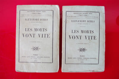 LES MORTS VONT VITE. En 2 séries.