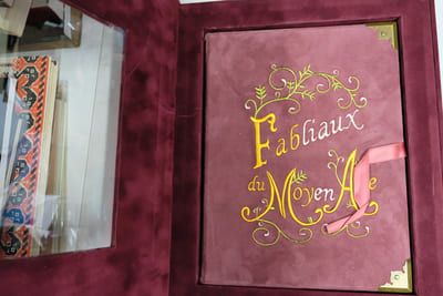 Fabliaux du Moyen-âge. Fables ou Contes du XIIe et du XIIIe Siècle. Traductions ou extraits de Pierre-Jean-Baptiste Legrand d Aussy. Miniatures par Yvonne Vaulpré-Debeauvais.