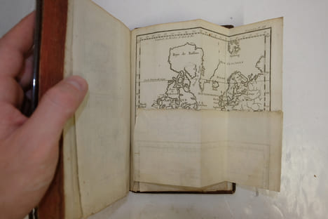 Suite du cours de mathématiques, à l'usage des gardes du pavillon et de la marine, contenant le traité de navigation. Étienne Bézout