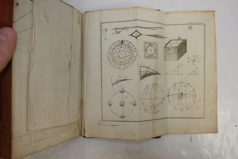 Suite du cours de mathématiques, à l'usage des gardes du pavillon et de la marine, contenant le traité de navigation. Étienne Bézout