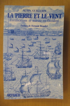 LA PIERRE ET LE VENT. Fortifications et marine en Occident.. Alain Guillerm / Fernand Braudel (préface)