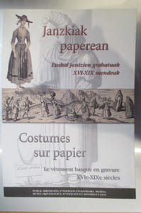 COSTUMES SUR PAPIER. Le vêtement basque en gravure XVIe - XIXe siècles / JANZKIAK PAPEREAN. Euskal jantzien grabatuak XVI - XIX mendeak.