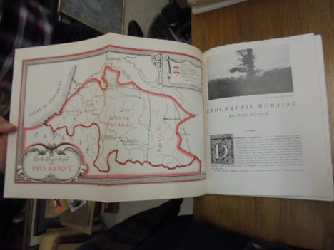 VISAGES DU PAYS BASQUE / Géographie humaine du Pays Basque - Institutions du Pays basuqe francais - L'art au Pays Basque - La litterature populaire ...