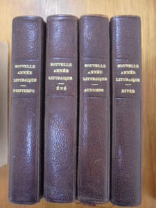 Nouvelle année liturgique, paroissien très complet renfermant tous les offices des dimanches et des fêtes.Partie de Printemps Été Automne Hiver.(4VOL ) Texte latin et traduction d'après le Missel et le Bréviaire romain.IN 16 reliés en cuir brun foncé .