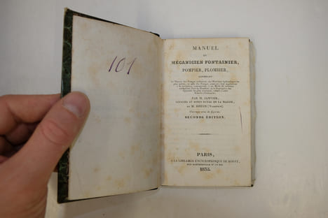 Manuel du mécanicien fontainier, pompier, plombier, contenant la théorie des pompes ordinaires, des machines hydrauliques les plus usitées, et celle ...