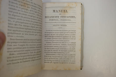 Manuel du mécanicien fontainier, pompier, plombier, contenant la théorie des pompes ordinaires, des machines hydrauliques les plus usitées, et celle ...
