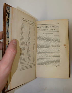 Traité élémentaire d'arithmétique à l'usage de l'École centrale des Quatre-Nations 6e édition suivi Éléments de Géométrie à l'usage de l'École ...