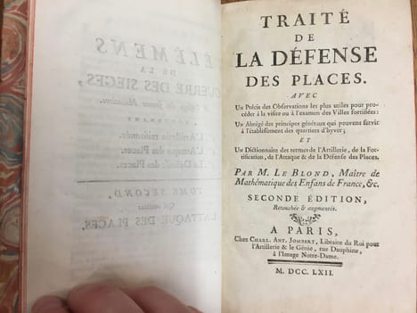 Traité de la défense des places, avec un précis des observations les plus utiles pour procéder à la visite ou à l'examen des villes fortifiées; Un ...