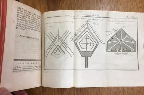 Traité de la défense des places, avec un précis des observations les plus utiles pour procéder à la visite ou à l'examen des villes fortifiées; Un ...