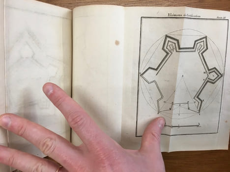 Eléments de fortification, contenant la construction raisonnée des ouvrages de la fortification ; les systêmes des ingénieurs les plus célèbres ; la ...