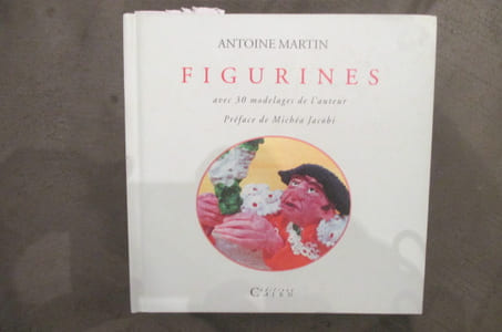 FIGURINES