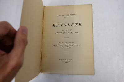 Figuras del toreo. Manolete visto por Alcalde Molinero. Texto literario de Juan Jara, Martínez de Ribera y Víctor Oraa.
