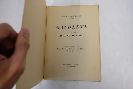 Figuras del toreo. Manolete visto por Alcalde Molinero. Texto literario de Juan Jara, Martínez de Ribera y Víctor Oraa.
. Alcalde Molinero