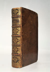 Histoire des perruques où l'on fait voir leur origine, leur usage, leur forme, l'abus & l'irrégularité de celles des Ecclésiastiques.