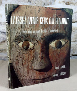 Laissez venir ceux qui pleurent. Fête pour un mort Toradja (Indonésie).