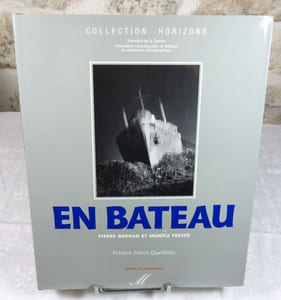 En bateau.