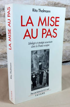 La mise au pas. Idéologie et stratégie sécuritaire dans la France occupée.. THALMANN Rita
