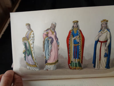 Histoire de la Mode en France. La toilette des femmes depuis l'époque gallo-romaine jusqu'à nos jours. Nouvelle édition ornée de 21 planches coloriées d'après les aquarelles de F. Lix et de culs-de-lampe par Scott.