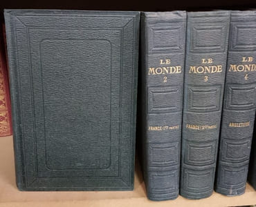 LE MONDE. Histoire de tous les Peuples les plus reculés jusqu'à nos jours. Revue et continuée par M. E. DE LOSTALOT-BACHOUE. Edition illustrée de trois cent quarante belles gravures sur acier.