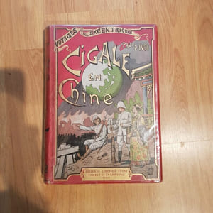 Cigale en Chine. Voyages excentriques.