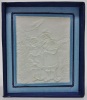 Lithophane : enfants à l'ombrelle. Greeenaway Kate  ( d'après)