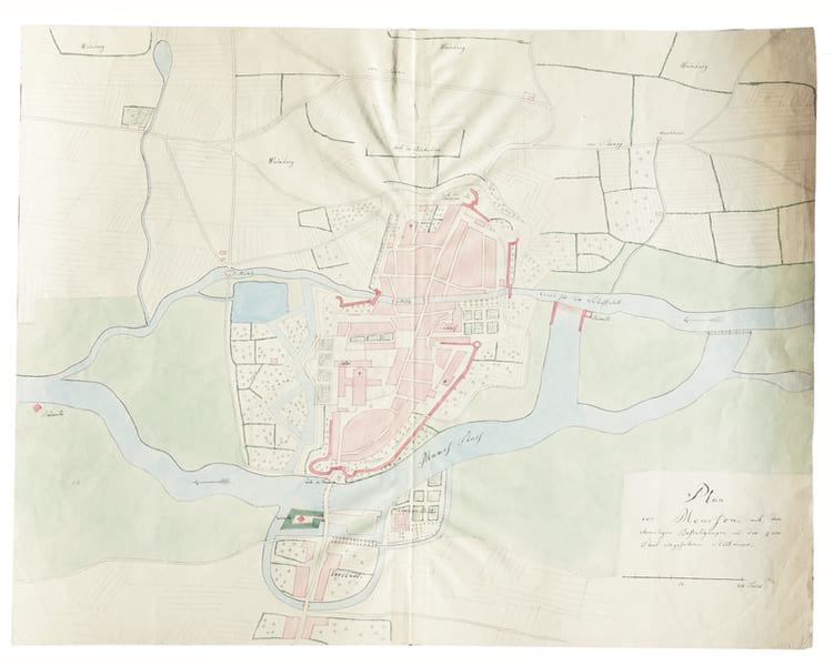Plan von Mousson mit den ehemaligen Befestigungen und der zum Theil eingefaltenen Stadtmauer.. MOUZON. MANUSCRIT.