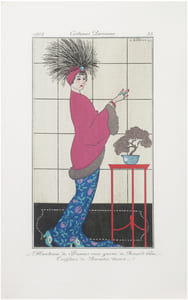 Costumes parisiens. Planche n°35. Manteau de damas rose garni de renard bleu. Coiffure de paradis noirs.