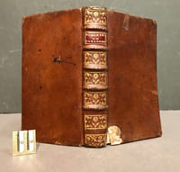 Les très-humbles remontrances du parlement au roi, du 9 avril 1753 ;. Auxquelles on a joint : 1° une tradition de faits, qui manifestent le système d'indépendance que les Évêques ont suivi dans tous les tems, & la necessité d'arrêter leur entreprise... 2° Un Recueil d'Ordonnances des Rois des trois Races, concernant les évocations, interdictions... 3° Une Collection des differens Arrêts & Arrêtés du Parlement... depuis le 16 décembre 1752 jusqu'à l'Exil des Enquêtes & Requêtes. 4° La Déclaration du Roi qui transfère la Grand'Chambre en la Ville de Pontoise.