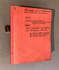[Manuscrit] - Revue de l'Internat des Hôpitaux de Lyon. Samedi 29 septembre 1928 chez Berryer et Millet. Les Grosses Légumes Au Poteau... Feu !. 