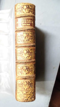 [trois discours]
1. Discours d'un ancien avocat général dans la cause du Comte de Suze et de la demoiselle Bon, Chanteuse d'Opéra.
2. Discours de Mr Servant, ancien avocat général au Parlement de Grenoble dans un procès sur une déclaration de grossesse. (rare opuscule)
Discours sur les mœurs prononcé au Parlement de Grenoble  en 1769, par monsieur Servant, ancien avocat général de ce Parlement. 
