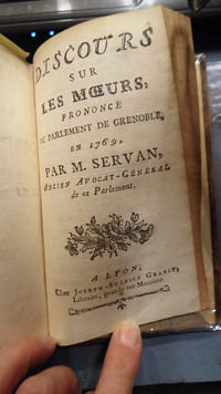 [trois discours]
1. Discours d'un ancien avocat général dans la cause du Comte de Suze et de la demoiselle Bon, Chanteuse d'Opéra.
2. Discours de Mr Servant, ancien avocat général au Parlement de Grenoble dans un procès sur une déclaration de grossesse. (rare opuscule)
Discours sur les mœurs prononcé au Parlement de Grenoble  en 1769, par monsieur Servant, ancien avocat général de ce Parlement. 