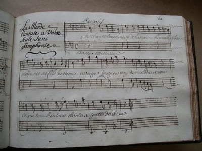 Cantates françoises ou Musique de chambre à voix seule et à deux voix, avec symphonie et sans symphonie tirées de plusieurs auteurs fameux, comme Bernier, Clerambault, Monteclair etc.- Les Syrenes de Montéclair, sans symphonie. - L'amour vangé du mesme sans symphonie. - Le Triomphe de psiché de Bernier sans symphonie. - Diane et endimion à deux voix sans symphonie de Bernier. - Les bains de Tomeri à voix seule et à deux dessus de violon de Baptistin. - La mort d'Hercule, Cantate de Basse avec Symphonie de Clerambault. - Le printems Cantate à voix seule avec deux dessus de violons par Burette. - La MERDE. Cantate de Basse à voix seule, sans symphonie par Mr.... - Léandre et Hero avec symphonie de Clérambault. - La Badine, sans symphonie de Monteclair. - Zephire et flore avec deux dessus de violons de Bourgeois. - Narcisse avec symphonie par M.... - Bacchus Cantate de basse avec symphonie de Bernier.