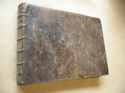 Cantates françoises ou Musique de chambre à voix seule et à deux voix, avec symphonie et sans symphonie tirées de plusieurs auteurs fameux, comme Bernier, Clerambault, Monteclair etc.- Les Syrenes de Montéclair, sans symphonie. - L'amour vangé du mesme sans symphonie. - Le Triomphe de psiché de Bernier sans symphonie. - Diane et endimion à deux voix sans symphonie de Bernier. - Les bains de Tomeri à voix seule et à deux dessus de violon de Baptistin. - La mort d'Hercule, Cantate de Basse avec Symphonie de Clerambault. - Le printems Cantate à voix seule avec deux dessus de violons par Burette. - La MERDE. Cantate de Basse à voix seule, sans symphonie par Mr.... - Léandre et Hero avec symphonie de Clérambault. - La Badine, sans symphonie de Monteclair. - Zephire et flore avec deux dessus de violons de Bourgeois. - Narcisse avec symphonie par M.... - Bacchus Cantate de basse avec symphonie de Bernier.