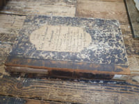 Code des préséances et des honneurs, civils, militaires, maritimes, ecclésiastiques et funèbres suivi de la description des costumes de cérémonies, des uniformes et des marques distinctives et honorifiques,