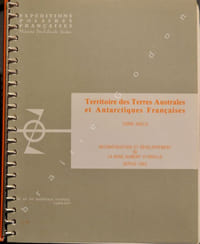 Territoire des Terres Australes et Antarctiques Françaises (District de Terre Adélie). Reconstruction et développement de la base Dumont d'Urville depuis 1962.