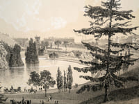 Lithographie originale. Square des Buttes Chaumont, vue du lac, des grottes et du grand rocher avec le temple de la Sibylle (version pont rocailles). Paris et ses ruines (1878)