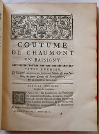 Coutume de Chaumont en Bassigny, nouvellement commentée & conferée avec les autres coutumes de Champagne. L'ancienne rédaction de la même coutume faite en l'année 1494 qui n'a point encore parue. Le texte de la coutume de Paris avec des notes qui indiquent les articles qu'on doit observer au baillage de Chaumont. Par Juste Delaistre.