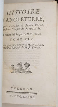 Histoire d'Angleterre, depuis l'invasion de Jules César, jusqu'à l'éasion de Jacques II. Traduit de l'anglais de M. D. Hume. Augmentée d'une critique de cette histoire, par M. Towers, & de la suite jusqu'à l'avènement de Georges III au trône.