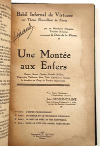 Babil infernal de Virtuose sur Thème Ebouriffant de Féerie par un Marchand d'Engrais, touriste aviateur, surnommé le Dieu de la Plume. Une Montée aux Enfers. Quatre actes. Quatre grands ballets. Vingt-cinq tableaux , dont trois Apothéoses finales, la dernière en coup de foudre imprévisible.