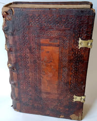 DE  IVSTITIA  ET IVRE  ceterisq[ue] Virtutibus Cardinalibus  Libri Qvatvor, Ad 2.2. D. Thomae à quaest.47. usque ad q.171. Avctore Leonardo Lessio e Societate Iesv S. Th. in Academia Louaniensi Professore Editio sexta, auctior et castigatior cum appendice de Monte Pietatris. Antverpiæ ex officina Plantiniana, Apud Balthasarem moretum et viduam Io. Moreti et Io. Mursium